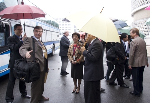 教育部98年度大學校院系所評鑑委員於這兩週蒞校展開實地訪評，校長張家宜期盼各系所全力以赴，締造評鑑佳績。