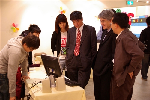 「資管MISEbook」於本週在淡水校園黑天鵝展示廳開展，展出以觸控螢幕互動的「動物王國－幼兒益智觸控資訊系統」及社群系統「交友網站Amigo」等9組系統實作得獎作品。