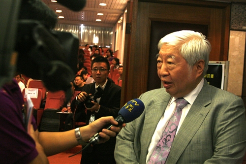 本校商管聯合碩士在職專班舉辦「2009年全球暖化下企業因應策略研討會與未來趨勢個案情境演練工作坊」，邀請校友也是成功的企業家陳飛龍等知名人士蒞會演講，共同探討全球暖化下企業未來之因應策略。