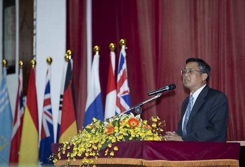 本校98學年度大三學生、研究生暨交換生出國留學授旗典禮，為即將揚帆起航、到實地環境學習多元文化與語言、累積人生經驗的同學們加油打氣，並預祝都能有豐碩的學習成果。