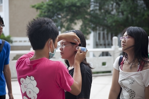 98學年度新生開學典禮暨入學講習在淡水校園舉行，新生登上克難坡開啟在淡江學習之旅。張校長家宜期勉新生能藉由本學年度首度實施必修2學分「大學學習」4 in 1的套裝課程，對日後「學業」、「心理」、「社會」及「生涯發展」等4個面向做好準備，以具備適應大學學習及生活所需的各項能力。