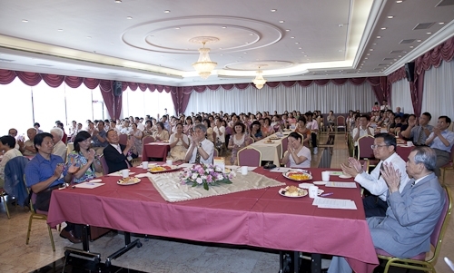 本校舉行97學年度第2學期榮退同仁歡送茶會，感謝榮退同仁將多年青春奉獻給淡江，祝福他們有個寫意的退休生活，身心健康、萬事順利樂如意。