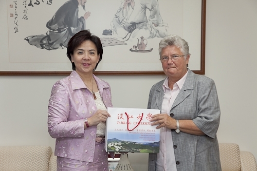 波蘭姊妹校華沙大學校長Prof. Katarzyna Chalasinska-Macukow於98年9月8日(星期二)上午蒞校訪問，研議兩校學術合作交流事宜。