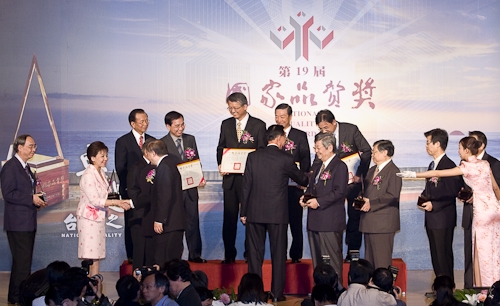 在本校全體教職員工生、校友秉持「持續改善、追求卓越」的精神之下，本校榮獲象徵全面品質管理最高榮譽的第19屆國家品質獎。