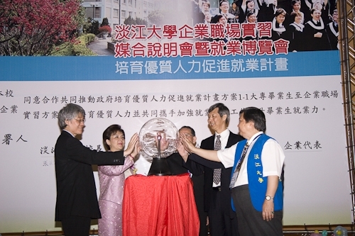 配合教育部「1-1大專畢業生至企業職場實習方案」，本校「媒合說明會暨就業博覽會」安排二百餘家廠商徵才，提供校友、畢業生至職場實習之最佳媒合途徑。