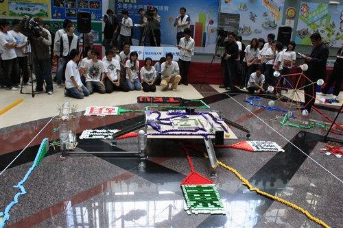 本校學生組團參加「全國多米諾骨牌邀請賽」，以優異的創新能力，設計精彩的骨牌「方城大戰」，3千多張骨牌全數推倒，自參賽隊伍中脫穎而出，勇奪冠軍。