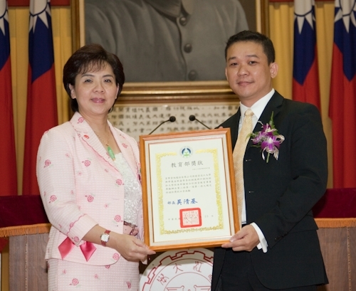 歡慶本校創校59週年，舉辦校慶慶祝大會、校友返校歡迎茶會、資訊工程學系團團圓圓千人同學會、第7屆校慶蛋捲節等豐富多元的校慶系列活動，全校展現活潑與創意並同賀淡江生日快樂！