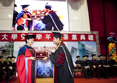 本校97學年度畢業典禮在淡水校園紹謨紀念體育館舉行，校長以「淡江最正‧品質保證」祝願畢業生振翼高飛，鵬程萬里。畢業生帶著師長滿滿的祝福邁向人生另一個重要里程碑。