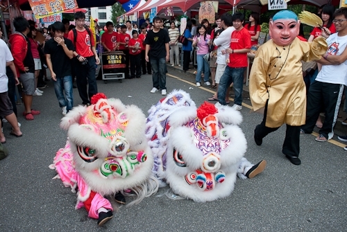 歡慶本校創校59週年，舉辦校慶慶祝大會、校友返校歡迎茶會、資訊工程學系團團圓圓千人同學會、第7屆校慶蛋捲節等豐富多元的校慶系列活動，全校展現活潑與創意並同賀淡江生日快樂！