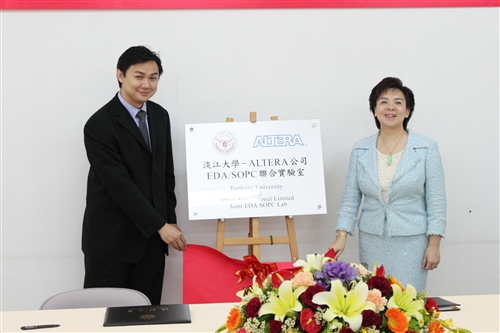 美國Altera公司首先捐贈本校電機工程學系超過新台幣一億元之FPGA硬體、開發軟體以及IP智財等相關設備與技術，並於本校成立EDA/SOPC聯合實驗室。張校長家宜、美國Altera公司台灣區陳英仁總經理以及友晶科技彭顯恩總經理等見證這歷史的一刻。