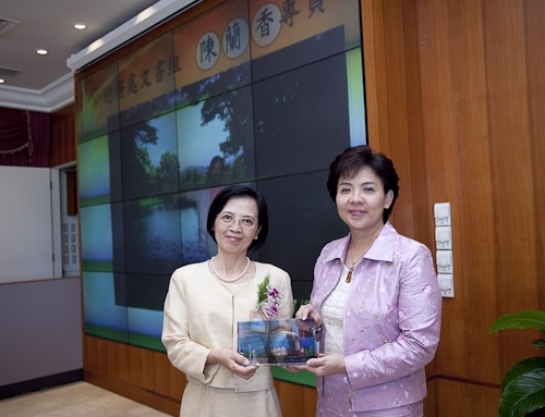 本校舉行97學年度第2學期榮退同仁歡送茶會，感謝榮退同仁將多年青春奉獻給淡江，祝福他們有個寫意的退休生活，身心健康、萬事順利樂如意。