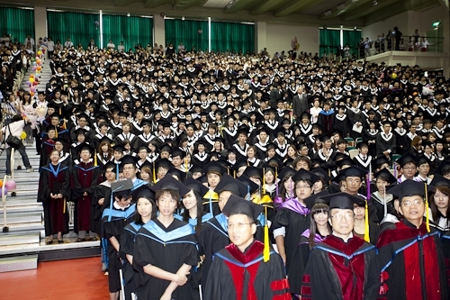 本校97學年度畢業典禮在淡水校園紹謨紀念體育館舉行，校長以「淡江最正‧品質保證」祝願畢業生振翼高飛，鵬程萬里。畢業生帶著師長滿滿的祝福邁向人生另一個重要里程碑。