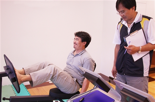 體育室於10月下旬起開設一、二級主管的桌球、羽球、游泳等體育課程，期望藉由主管熱情的參與，帶動校園運動風潮，以打造本校成為活力校園。