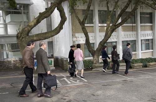 教育部98年度大學校院系所評鑑委員於這兩週蒞校展開實地訪評。