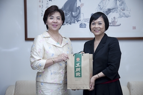 本校張校長親自接見日前參加「2009世界盃電腦應用技能競賽」，勇奪MCAS Excel世界冠軍的統計系劉文琇校友，特別嘉勉她在國際舞台上為國爭光。