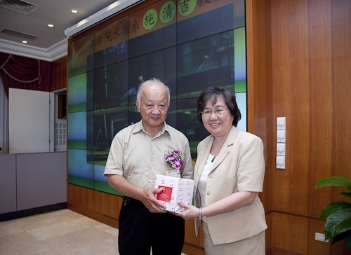 本校舉行97學年度第2學期榮退同仁歡送茶會，感謝榮退同仁將多年青春奉獻給淡江，祝福他們有個寫意的退休生活，身心健康、萬事順利樂如意。