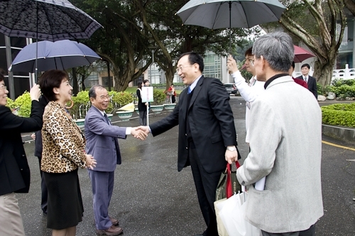 教育部98年度大學校院系所評鑑委員於這兩週蒞校展開實地訪評，校長張家宜期盼各系所全力以赴，締造評鑑佳績。