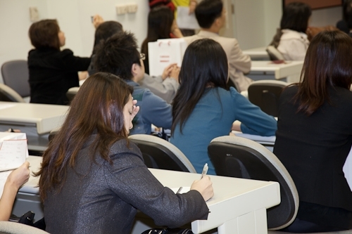 臺北醫學大學一行38人蒞校參訪，張校長家宜和與會人員分享本校榮獲第19屆國家品質獎之申請歷程及推行TQM之成果。