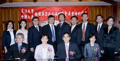 張校長家宜代表本校與中國人壽王銘陽董事長共同簽訂「教職員工退休福利儲金制度」信託契約，以增進教職員工福利、保障退休生活。