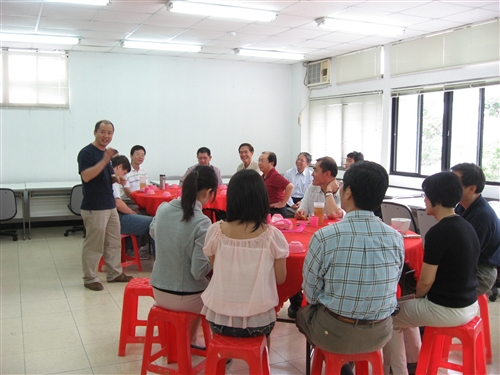 資訊工程學系將於今年校慶日舉辦「創系四十週年－團團圓圓千人同學會」，本活動動員了近百位校友及師生組成「宣達團」，共同喚起校友們往日在淡江的記憶，重返資訊人的「光陰的故事」。