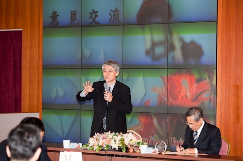 臺北醫學大學一行38人蒞校參訪，張校長家宜和與會人員分享本校榮獲第19屆國家品質獎之申請歷程及推行TQM之成果。