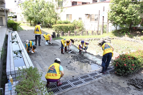本校響應教育部「大專青年重整校園送愛計畫」，師生約110人至屏東縣舊寮、泰山、羌園等國小進行環境清理等工作，協助各校恢復災前的校園環境。