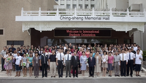 國際交流暨國際教育處舉辦外國學生新生說明會，來自世界各地的交換生與留學生齊聚一堂，聽取相關單位業務說明，及早適應淡江學習生涯。