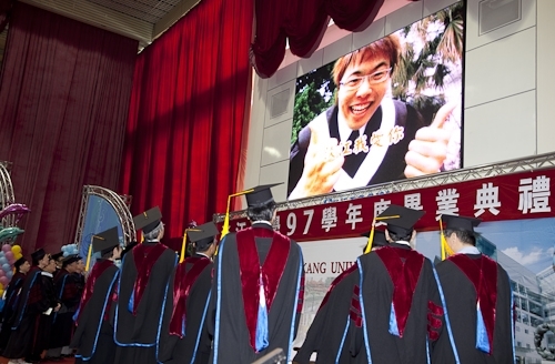 本校97學年度畢業典禮在淡水校園紹謨紀念體育館舉行，校長以「淡江最正‧品質保證」祝願畢業生振翼高飛，鵬程萬里。畢業生帶著師長滿滿的祝福邁向人生另一個重要里程碑。