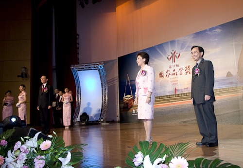 在本校全體教職員工生、校友秉持「持續改善、追求卓越」的精神之下，本校榮獲象徵全面品質管理最高榮譽的第19屆國家品質獎。