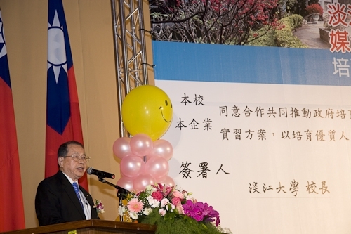 配合教育部「1-1大專畢業生至企業職場實習方案」，本校「媒合說明會暨就業博覽會」安排二百餘家廠商徵才，提供校友、畢業生至職場實習之最佳媒合途徑。