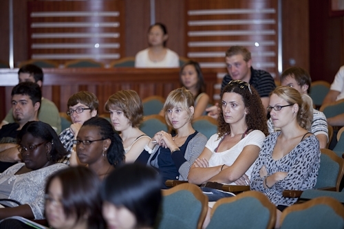 國際交流暨國際教育處舉辦外國學生新生說明會，來自世界各地的交換生與留學生齊聚一堂，聽取相關單位業務說明，及早適應淡江學習生涯。