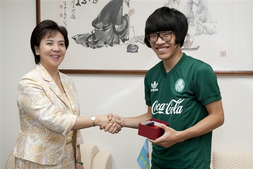 音樂風格獨特、自然的本校西班牙語文學系盧廣仲同學，以專輯「100種生活」勇奪第二十屆金曲獎之「最佳新人」及「最佳作曲」兩項大獎。