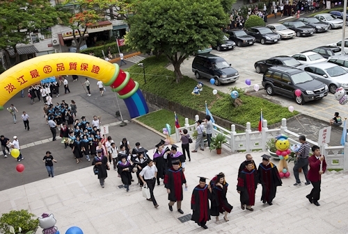 本校97學年度畢業典禮在淡水校園紹謨紀念體育館舉行，校長以「淡江最正‧品質保證」祝願畢業生振翼高飛，鵬程萬里。畢業生帶著師長滿滿的祝福邁向人生另一個重要里程碑。