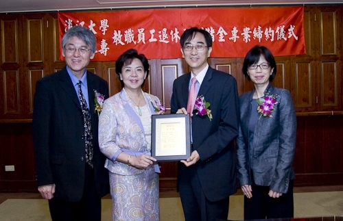 張校長家宜代表本校與中國人壽王銘陽董事長共同簽訂「教職員工退休福利儲金制度」信託契約，以增進教職員工福利、保障退休生活。