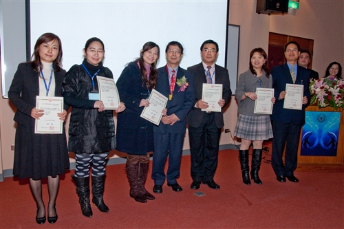 本校保險學系在台北校園舉辦「2009年系友大會」，金融監督管理委員會主委陳冲、財政部長李述德校友及創系系主任王傳通教授等出席盛會，與系友們交流歡樂聚。