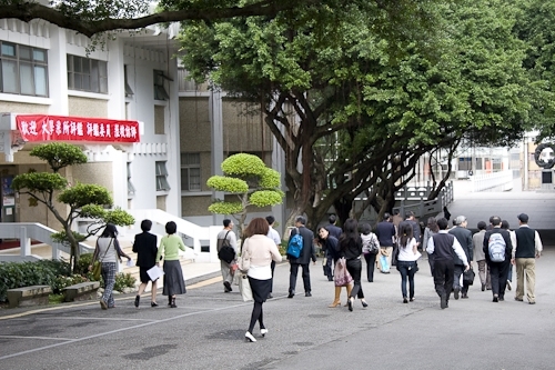 教育部98年度大學校院系所評鑑委員於這兩週蒞校展開實地訪評。