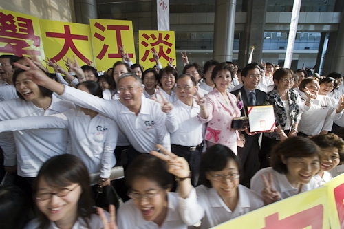 在本校全體教職員工生、校友秉持「持續改善、追求卓越」的精神之下，本校榮獲象徵全面品質管理最高榮譽的第19屆國家品質獎。