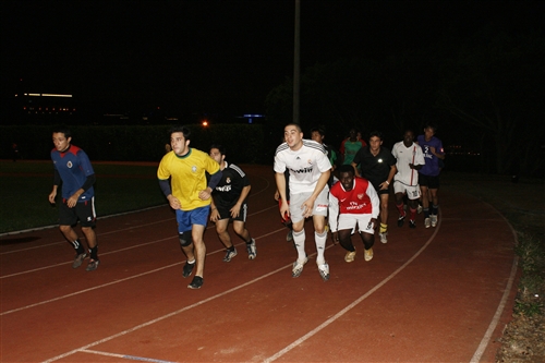 來自法國、德國、葡萄牙、所羅門、尼加拉瓜、薩爾瓦多、查德、哥斯大黎加等8個國家的外籍生加入本校足球隊，藉由「足球」的交流，讓外籍生在異地求學，愛上台灣也愛上淡江，徹徹底底的融入淡江生活。