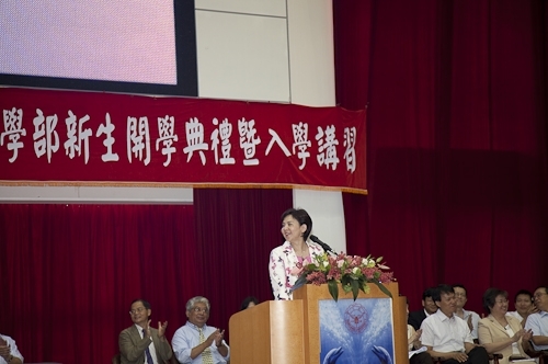 98學年度新生開學典禮暨入學講習在淡水校園舉行，新生登上克難坡開啟在淡江學習之旅。張校長家宜期勉新生能藉由本學年度首度實施必修2學分「大學學習」4 in 1的套裝課程，對日後「學業」、「心理」、「社會」及「生涯發展」等4個面向做好準備，以具備適應大學學習及生活所需的各項能力。