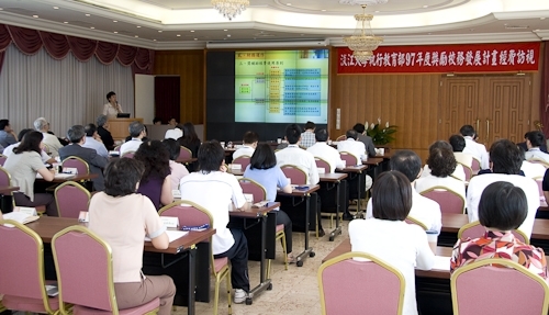 教育部訪視委員於10日上午蒞校進行97年度整體發展獎補助經費執行情形之訪視，張校長針對本校健全的會計管理制度，以及獎補助經費之有效運用，做了充分的說明。