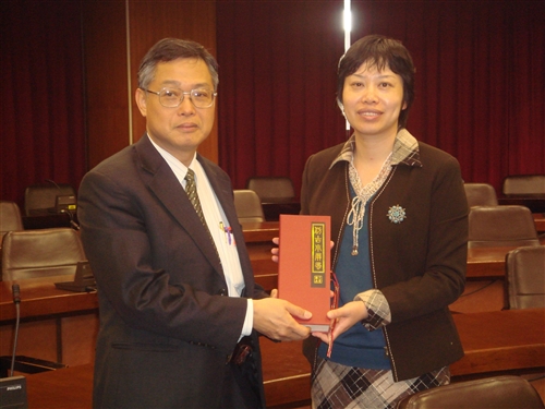 大陸姐妹校復旦大學許征副校長等一行12人蒞校參訪，戴萬欽國際事務副校長主持簡報及座談，兩校針對行政服務及學術合作進行熱烈的交流。