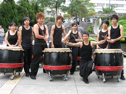 本校2009年僑居地節慶文物特展，多才多藝的僑生演出祥獅獻瑞、廿四節令鼓、各國服飾走秀等一連串的精彩表演，讓與會者不出國也能體驗各國的節慶及文化，並充分展現各國文物之間不同的特色。