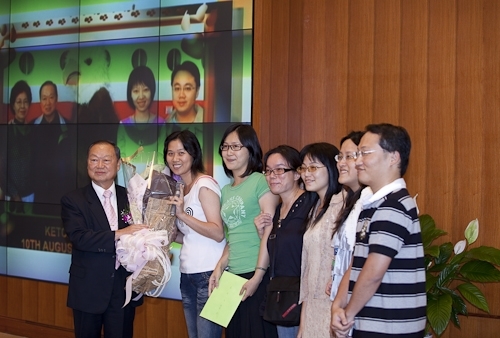 本校舉行97學年度第2學期榮退同仁歡送茶會，感謝榮退同仁將多年青春奉獻給淡江，祝福他們有個寫意的退休生活，身心健康、萬事順利樂如意。