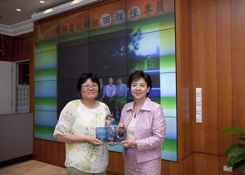 本校舉行97學年度第2學期榮退同仁歡送茶會，感謝榮退同仁將多年青春奉獻給淡江，祝福他們有個寫意的退休生活，身心健康、萬事順利樂如意。