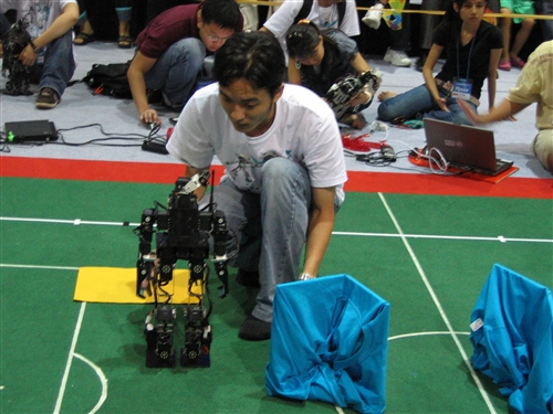 本校電機系足球機器人研發團隊以優異的研發與創新能力，於上週在韓國仁川所舉行之「2009 FIRA (Federation of International Robot-Soccer Association) 世界盃機器人足球賽」，奪下「視覺全自主機器人組(RoboSot League)」之冠軍及「人形機器人組(HuroSot League)」的三項冠軍與一項亞軍。