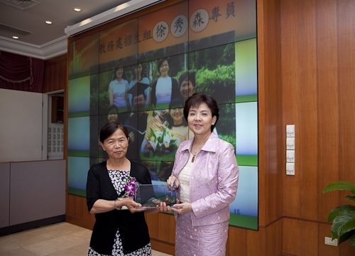 本校舉行97學年度第2學期榮退同仁歡送茶會，感謝榮退同仁將多年青春奉獻給淡江，祝福他們有個寫意的退休生活，身心健康、萬事順利樂如意。