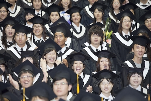本校97學年度畢業典禮在淡水校園紹謨紀念體育館舉行，校長以「淡江最正‧品質保證」祝願畢業生振翼高飛，鵬程萬里。畢業生帶著師長滿滿的祝福邁向人生另一個重要里程碑。