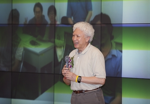 本校舉行97學年度第2學期榮退同仁歡送茶會，感謝榮退同仁將多年青春奉獻給淡江，祝福他們有個寫意的退休生活，身心健康、萬事順利樂如意。