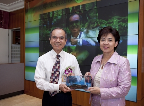 本校舉行97學年度第2學期榮退同仁歡送茶會，感謝榮退同仁將多年青春奉獻給淡江，祝福他們有個寫意的退休生活，身心健康、萬事順利樂如意。