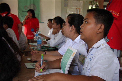 本校柬埔寨海外服務學習團，於7月上旬前往柬埔寨磅針省尊納中學及貢布省蓮花中學，進行為期三梯次教學活動，教導當地中小學學生中文及電腦，順利圓滿完成任務。
